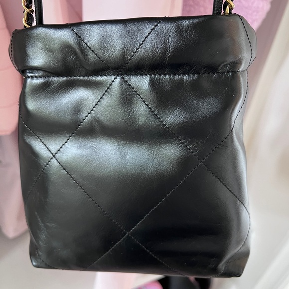 CHANEL BLACK LEATHER MINI 22 bag with original everything incl shopping bag. - Picture 7 of 8